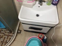 Un homme installe une caméra espion dans la salle de bain