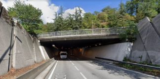 Une adolescente chute d'un pont