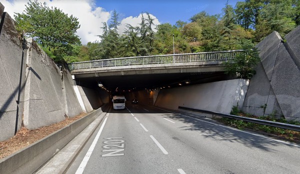Une adolescente chute d'un pont