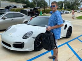 un homme achète une Porsche un faux chèque