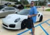 un homme achète une Porsche un faux chèque