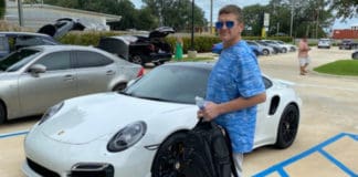 un homme achète une Porsche un faux chèque