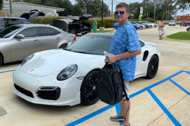 un homme achète une Porsche un faux chèque