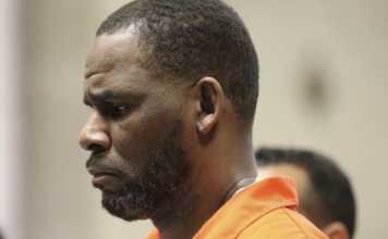 homme attaqué R. Kelly prison Chicago