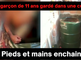 Un garçon enchaînés dans une cuve
