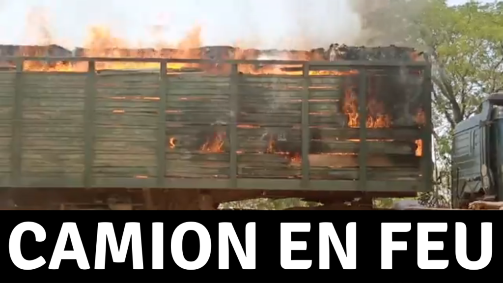 Un camion prend feu au Mali