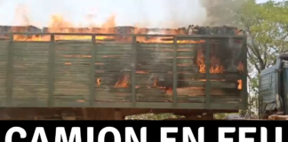 Un camion prend feu au Mali