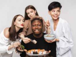 Un restaurant russe retire une publicité mettant en scène un homme noir