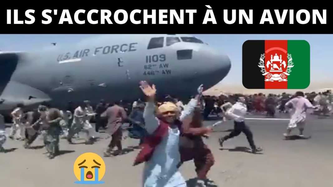 Des Afghans s’accrochent à un avion de l’armée américaine à Kaboul