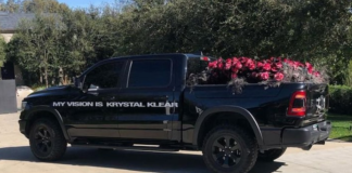 Kanye West envoie à Kim Kardashian une voiture rempli de roses