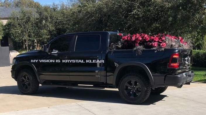 Kanye West envoie à Kim Kardashian une voiture rempli de roses
