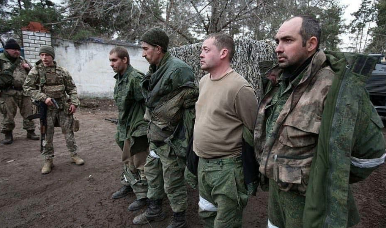Des soldats russes capturés en Ukraine