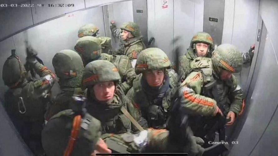 Des soldats russes bloqués dans un ascenseur