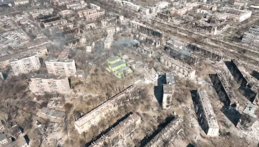 la dévastation de Marioupol capturée par un drone