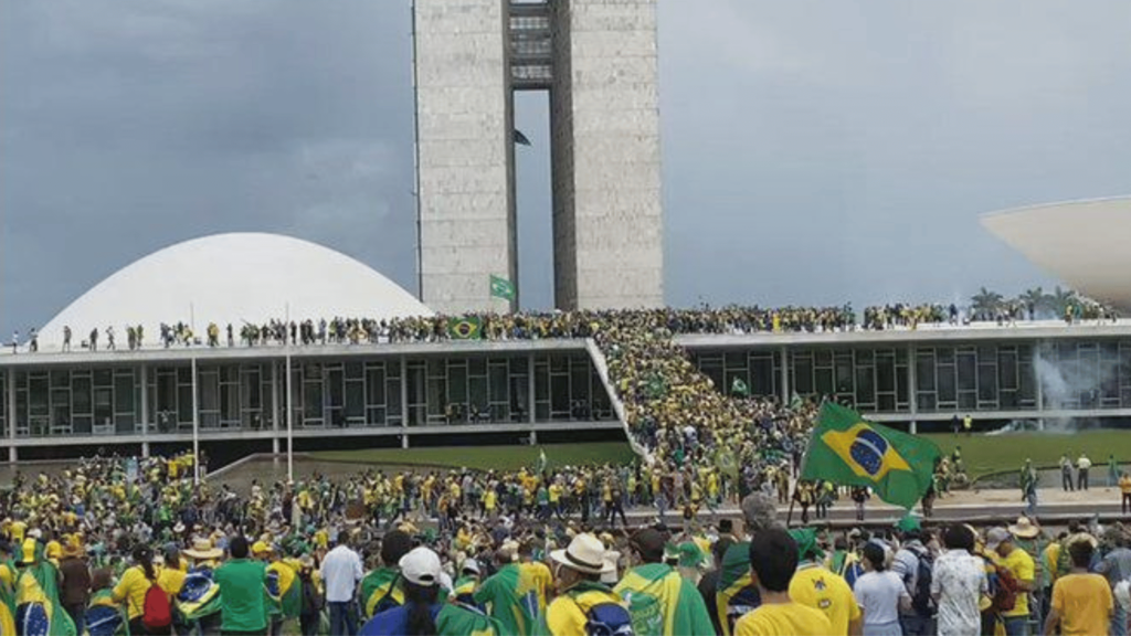Les partisans de Jair Bolsonaro prennent d'assaut le Congrès brésilien