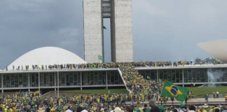 Les partisans de Jair Bolsonaro prennent d'assaut le Congrès brésilien