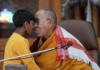 le dalaï Lama s'excuse d'avoir embrassé un garçon