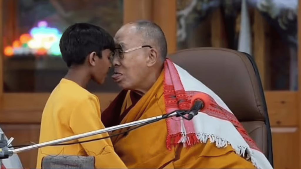 le dalaï Lama s'excuse d'avoir embrassé un garçon