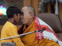 le dalaï Lama s'excuse d'avoir embrassé un garçon