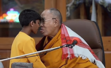 le dalaï Lama s'excuse d'avoir embrassé un garçon