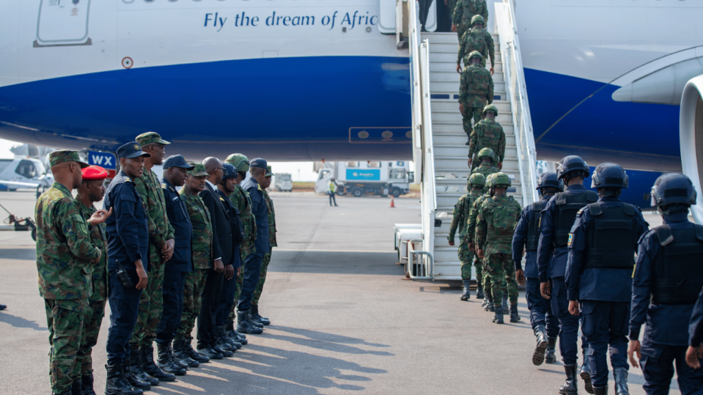 L'armée rwandaise embarque pour le Mozambique