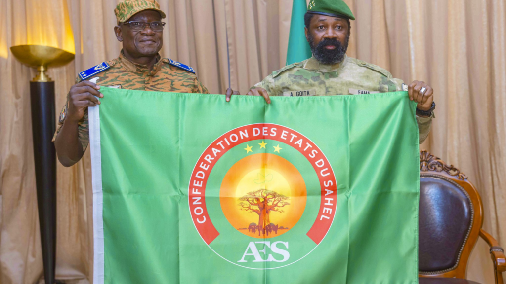 présentation du nouveau drapeau de l'alliance des États du Sahel à Bamako