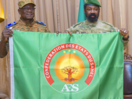 présentation du nouveau drapeau de l'alliance des États du Sahel à Bamako