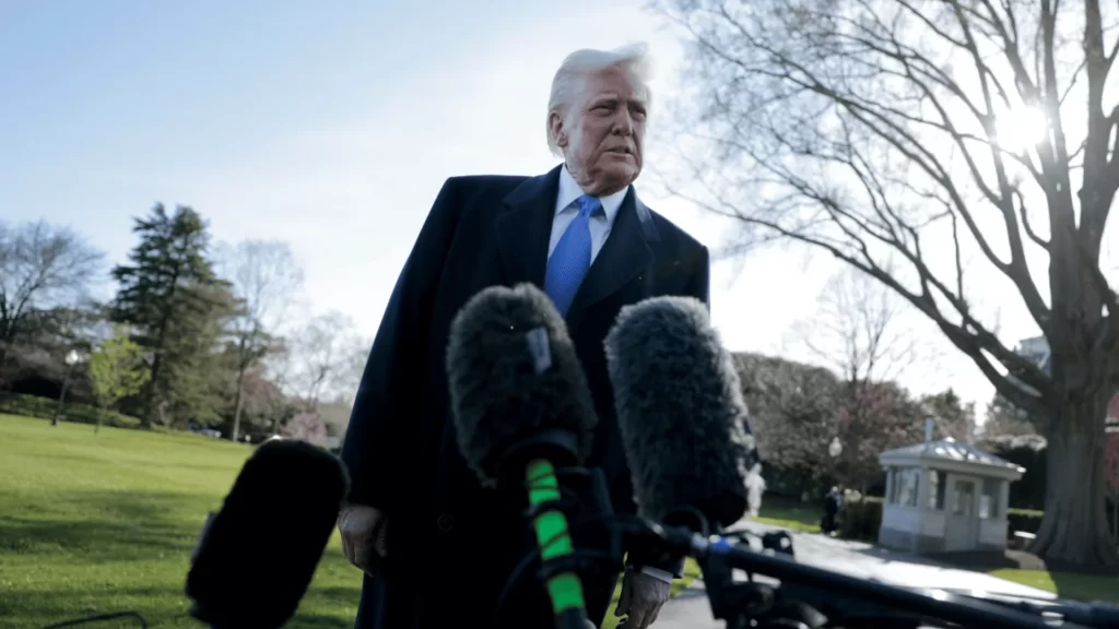 Trump annonce des tarifs de 25 % pour les pays achetant du pétrole vénézuélien.