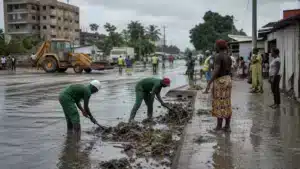 Nettoyage d’une rue inondée à Abidjan après de fortes pluies