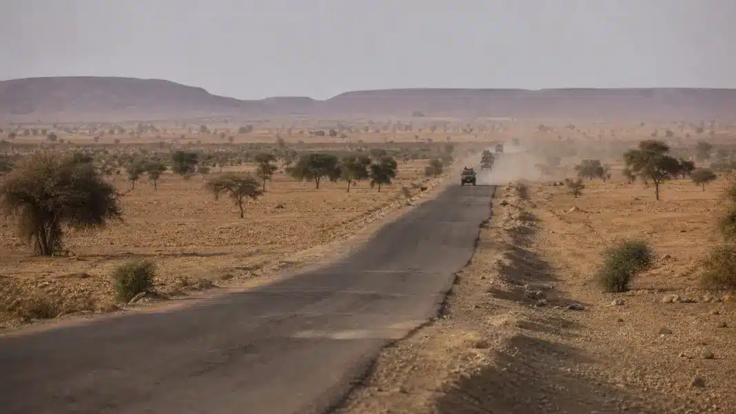 Convoi sur une route du nord du Mali dans la région de Gao